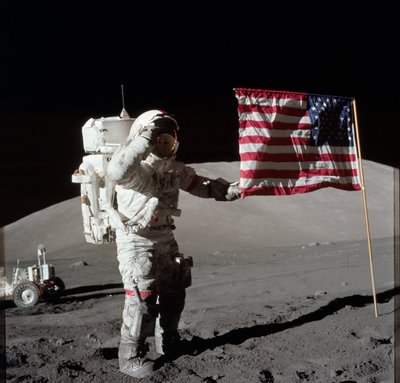Astronaut Eugene A. Cernan, Apollo 17-kommandant, er fotograferet ved siden af USA