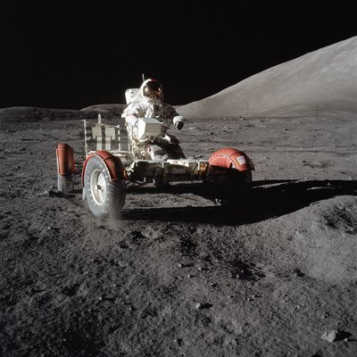 Astronaut Eugene Cernan kører Lunar Roving Vehicle under den første EVA af Unbekannt