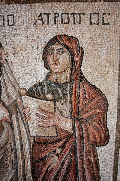 Atropos - En af de tre skæbner repræsenteret med en åben rulle, hvorpå Achilles liv var indskrevet - Detalje fra panelet, der repræsenterer Achilleus