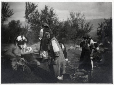 Balkanhalvøen: Kvinder foran en gryde på bål - Postkort 1914-1918 af William M. Timlin