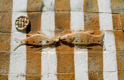 Bas-relief af to fisk på indhegning af Gomateshwara-statue (foto) af Unbekannt
