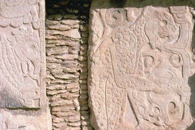 Basrelief, der forestiller jaguarer, der trækker menneskehjerter ud fra ofre (sten) af William M. Timlin