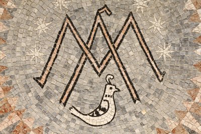 Bebudelsesbasilikaen, bogstavet M-symbol for Jomfru Maria., Nazareth, Israel af Unbekannt
