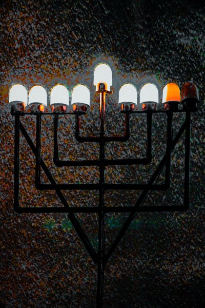 Big Synagogue Menorah, 2018 (käsin maalattu valokuva) af Unbekannter Künstler
