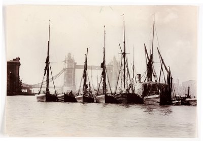 Både fortøjet ved Tower Bridge af Unbekannt