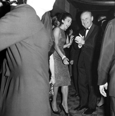 Bourvil ved Ye Ye-udstillingen i Olympia af Unbekannter Künstler