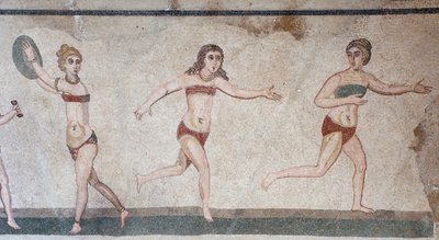 Chamber of the Ten Maidens eller mosaikken af "Bikini-pigerne". Generelt overblik over det øverste panel: vægt, skivekast og løb. 3. - 4. århundrede. Romersk villa i Casale, Sicilien. UNESCO-sted. af William M. Timlin