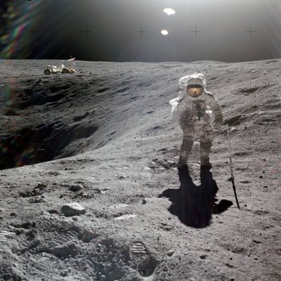 Charles M. Duke, Jr., månemodulpilot af Apollo 16-missionen, der indsamler måneprøver ved kanten af Plum Crater, april 1972 (foto) af Unbekannt