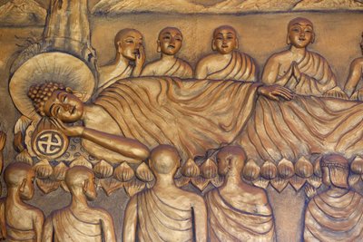 Chua Thiep Long buddhistisk pagode. Tilbagelænet Buddha. Efter 45 års undervisning i Dharma gik Buddha over i Parinirvana. Statue. Thay Ninh. Vietnam af Unbekannt