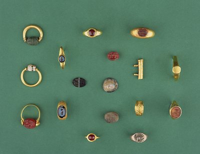 Samling af romerske, etruskiske og hellenistiske smykker, herunder en fønikisk skarabee-ring, en cameo, amuletholdere og et agat-dybtryk, der spænder fra det 6. århundrede f.Kr. til det 4. e.Kr. af Unbekannt