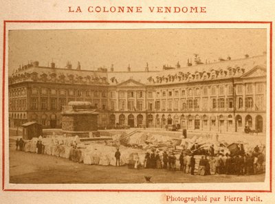 Commune de Paris (1871): ødelæggelse af Vendomesøjlen i maj 1871. Foto af Pierre Pepetit. Tryk på pap, Dim. 9x5,4 cm af Unbekannt