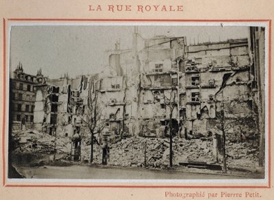 Commune de Paris (1871): udsigt over ruinerne på Rue Royale i Paris i maj 1871. Foto af Pierre Pepetit. Tryk på pap, Dim. 9x5,4 cm af Unbekannt