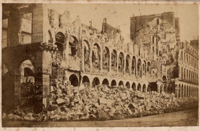 Kommune i Paris (1871): udsigt over finansministeriet efter branden i maj 1871. Fotografi. Print på pap Dim. 10x6,9 cm af Unbekannt