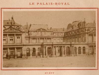 Kommune i Paris (1871): udsigt over Palais-Royal (Palais Royal) i Paris før branden i maj 1871. Foto af Pierre Pepetit. Print på pap, Dim. 9x5,4 cm af Unbekannt