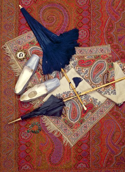 Kostumetilbehør 1845-70, inklusive sko fra Slade of Cheltenham og smykker af Unbekannt