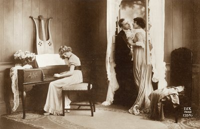 Bejlende par og ung pige, der spiller Pianoforte, Paris, ca. 1920 (postkort) af Unbekannter Künstler