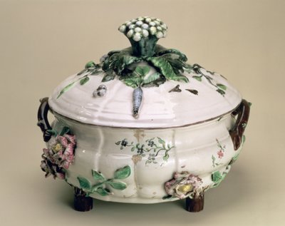Overdækket terrin, dekoreret med påført ornament af blomster og grøntsager, af Johan Ludwig Eberhard Ehrenreich (1722-1803), Marieberg, slutningen af 1700-tallet (lertøj) af Unbekannt
