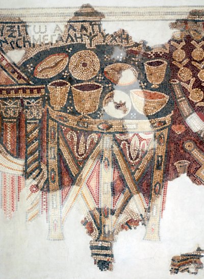 Detalje fra et mosaikgulv, der forestiller Offerbordet med kopper, skåle og brød fra den samaritanske synagoge ved El-Khirbe, Vestbredden, 4. århundrede e.Kr. (mosaik) af Unbekannt