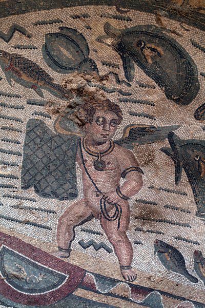 Detalje af fiskeri Putti mosaik. Garnfiskeri. 3. - 4. århundrede. Romersk villa i Casale, Sicilien. UNESCO-sted. af William M. Timlin