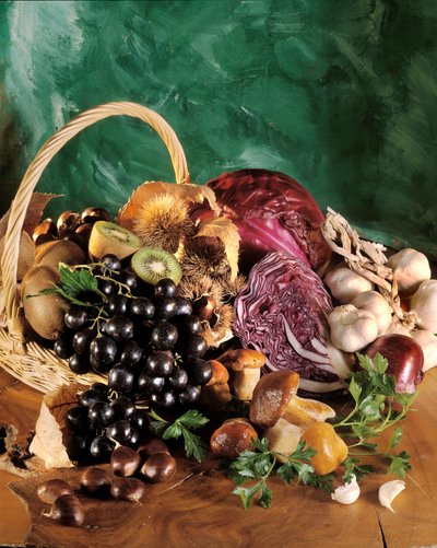 Kost: stilleben af sorte druer, hvidløg, løg, fed hvidløg, persille, champignon, kastanje, kiwi og rødkål. af William M. Timlin