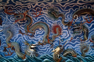 Dragons, Haw Par Villa (Tiger Balm Garden), en forlystelsespark baseret på kinesisk mytologi og legender, Singapore, Republikken Singapore af Benjamin Baud