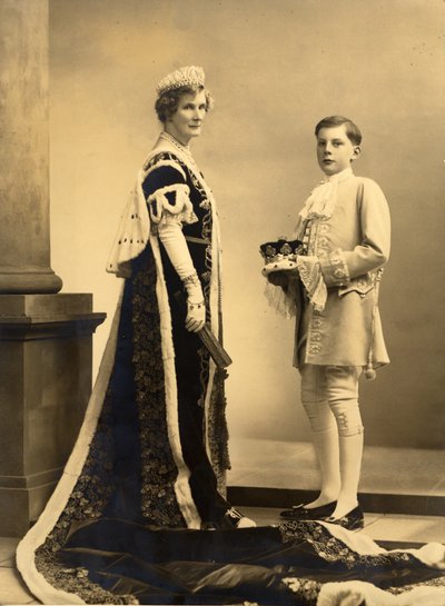 Hertuginde Evelyn og Michael Baillie ved kroningen af George VI, af Speight Ltd af William M. Timlin