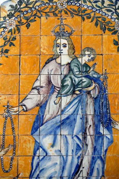 Evora-museet. Azulejos. Den hellige Dominikus modtager rosenkransen fra Jomfruen. Portugal. af Benjamin Baud