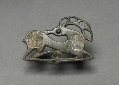 Fibula i form af en liggende kronhjort, c.400 af Unbekannt