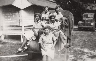 Fem medlemmer af West Indies Auxiliary Territorial Service sidder på et militærkøretøj af Unbekannt
