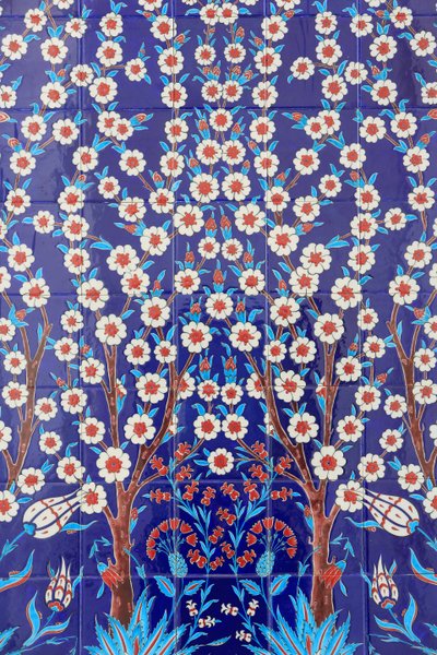 Blomster. En af de 80 Iznikpaneler - højt dekorerede keramiske fliser populære i det 16. århundrede - som er tydeligt i Istanbuls kejserlige og religiøse bygninger. Sheikh Zayed-moskeen. 1995. Emiratet Abu Dhabi af Unbekannt