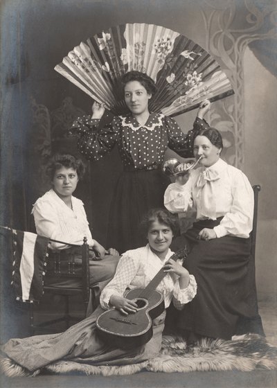 Fire damer med horn, guitar og fan, Frankrig, ca. 1920 (s/h-foto) af Unbekannter Künstler