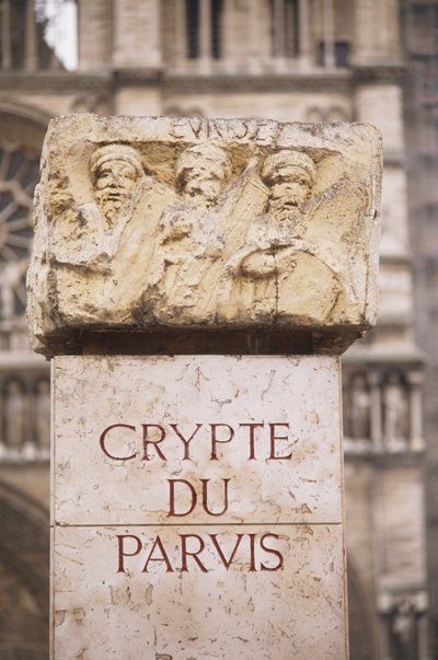 Frankrig, Paris, Crypte du Parvis inskription ved arkæologisk krypt, på Ile de la Cite, sten med inskription og udskæringer. af Unbekannt