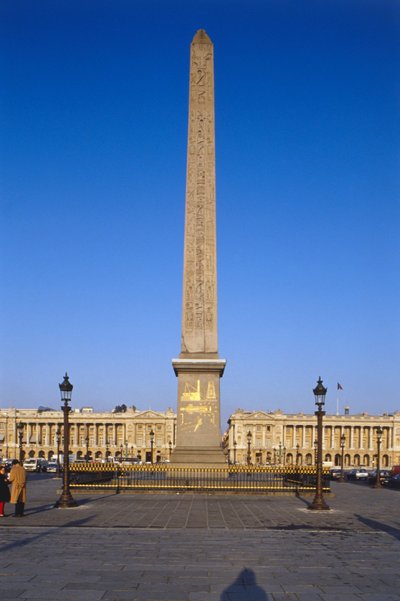 Frankrig, Paris, Obelisk af Luxor ved Place de la Concorde, egyptisk obelisk, der tårner sig op over bygning, dækket af forgyldte hieroglyfiske graveringer. af Unbekannt