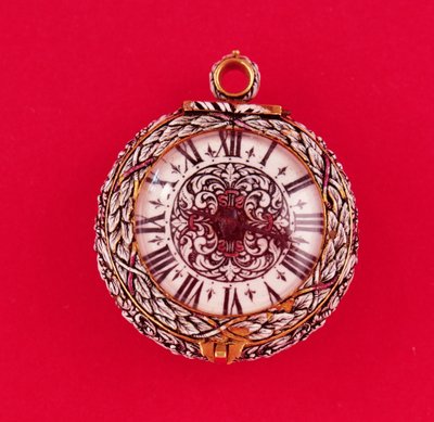 Fransk lommeur med guldkasse emaljeret i relief med hvide blomster og blade med sorte markeringer, af Goullons, ca. 1650 (se også 66858) af Unbekannt