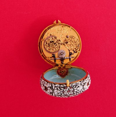 Fransk lommeur med guldkasse emaljeret i relief med hvide blomster og blade med sorte markeringer, af Goullons, ca. 1650 (viser inderplade, se også 66857) af Unbekannt