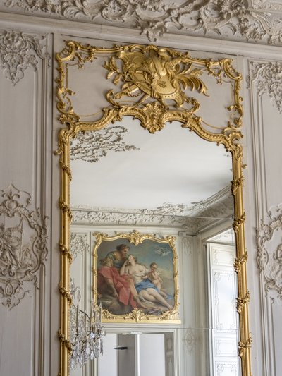 Spil med is og spejle, afspejling af Aurore og Cephale, Maleri af Francois Boucher (1703-1770). Prinsens værelse. Hotel de Soubise, Paris af Unbekannt