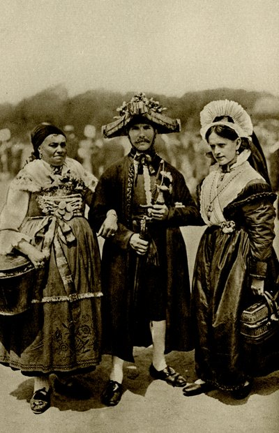 Tyskland. Folk i det bayerske højland i kostbare middelalderdragter. 1920 af Unbekannt