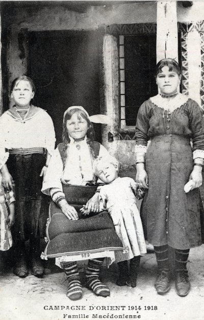 Grækenland, Makedoine: portræt af en makedonsk familie - Postkort 1914-1918 af William M. Timlin