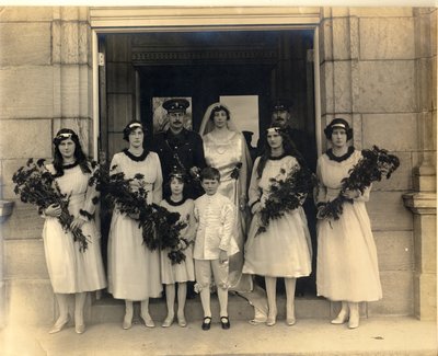 Gruppebryllupsfotografi af Lady Maud Cavendish og kaptajn Macintosh af William M. Timlin