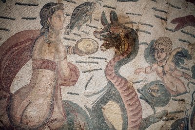 Arions sal. Marine scene. Marine væsner. Nereides og tritoner. 3. - 4. århundrede. Roman Villa of the Casale, Sicilien. UNESCO-sted. af William M. Timlin