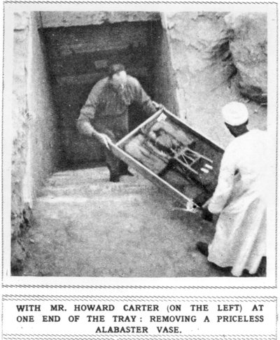 Howard Carter (1874-1939) Fjerner skatte fra Tutankhamons grav af Unbekannt