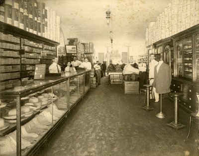 Interiør af John Sewell & Co. Shoe Store på 304-6 12th Avenue (Flagler Street), ca. 1910 (s/h foto) af Unbekannt