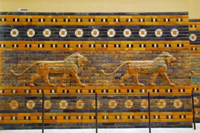 Ishtar-porten, der oprindeligt tilhørte Bel-templet, bygget i Babylon (Irak) af kong Nebuchadnezzar II - Ishtar Gate Processional Way Pergamon-museet, Museumsøen, Berlin Tyskland af Unbekannter Künstler