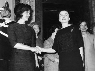 Jacqueline Kennedy med Carla Gronchi. Rom. 1962. af Unbekannt