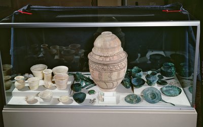 "Jar with the Hoard", ca. 2500-2400 f.Kr. (terracotta, alabast, kobber fra Oman og sten) af Unbekannt