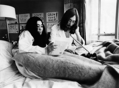 John Lennon og Yoko Ono på Hilton Hotel i Amsterdam, 25. marts 1969 (s/h-foto) af Unbekannt