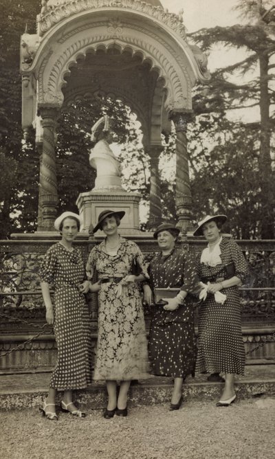 Damer poserer under monumentet for indianeren i Parco delle Cascine i Firenze af Unbekannter Künstler