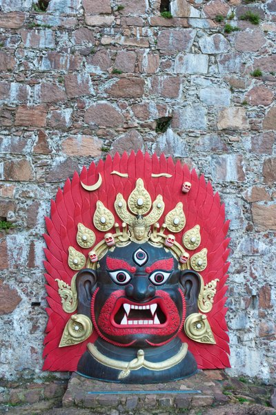 Stor lyst malet tibetansk maske af bronze; Dæmon; Messner Mountain Museum Firmian fra Reinhold Messner; Schloss Sigmundskron Slot; nær Bolzano; Alto Adige; Trentino-Alto Adige; Italien; Europa af Unbekannt