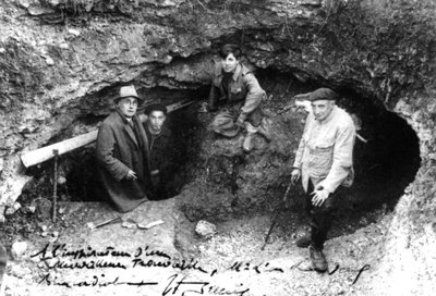 Leon Laval, Marcel Ravidat, Jacques Marsal og Abbed Breuil ved indgangen til Lascaux-hulen, Montignac, Frankrig af Unbekannt