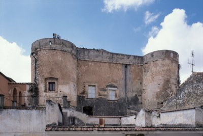Lav vinkel udsigt over et slot, San Nicandro Garganico, Gargano National Park, Puglia, Italien af Benjamin Baud